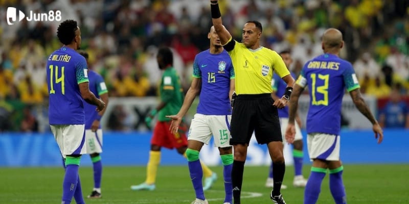 Những tình huống tiêu biểu dẫn đến án treo giò cầu thủ